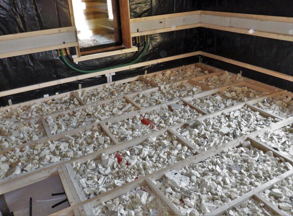 Filling-the-undefloor-with-Scrap-insulation-1