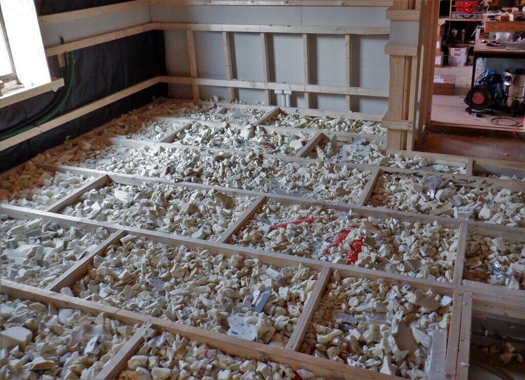Filling-the-undefloor-with-Scrap-insulation-2