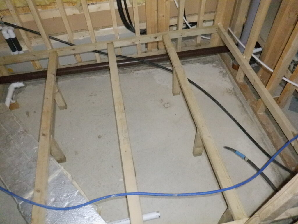 Floor supports in Ensuite 1 (2)