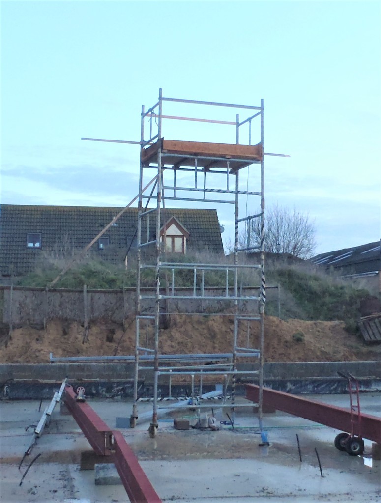 Scaffold-tower-with-platform