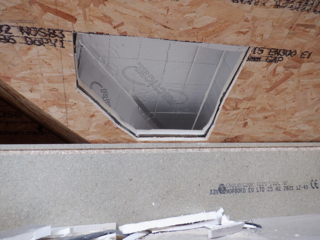 Exit of right duct from skylight