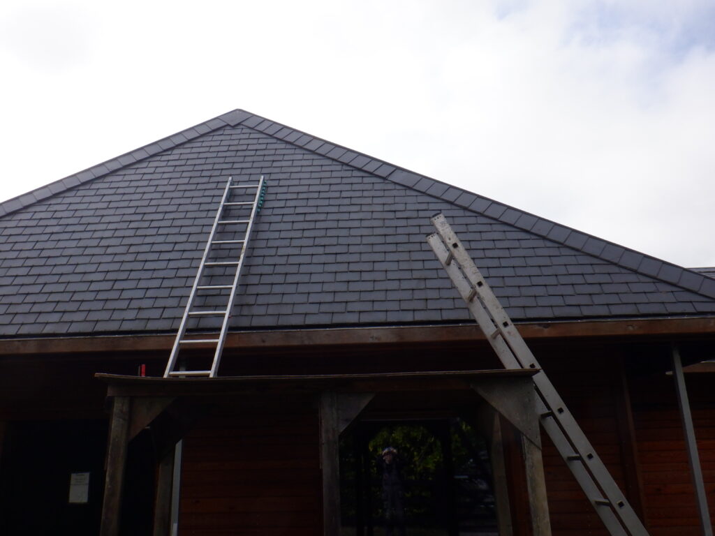 Repairing a broken slate on C roof Hip